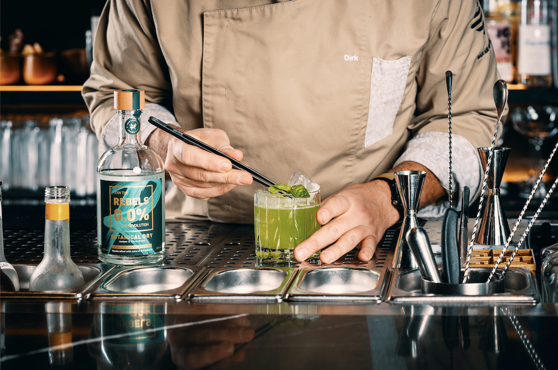 HOW TO MIX AN ALCOHOL-FREE GIN BASIL SMASH AT HOME